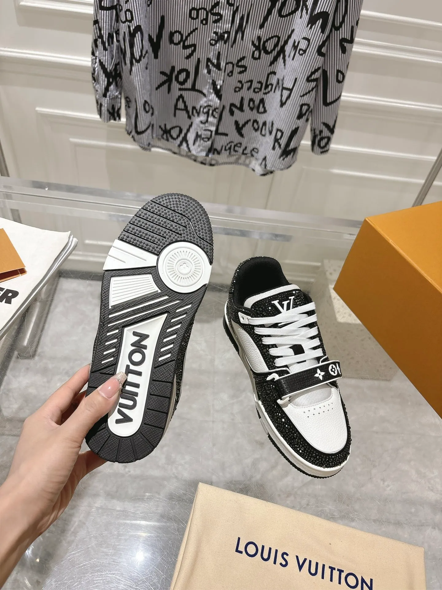 💕💕Factory direct selling price p840💕💕 Top version #couple style ⚠️ Comes with a full set of aviation box packaging ⚠️2️⃣0️⃣2️⃣5️⃣The hot LV full diamond 𝘁𝗿𝗮𝗶𝗻𝗲𝗿 series of the latest couple's sneakers, the quality has been upgraded again, the details are awesome It just doesn’t look too good! The model was sold out immediately within ten minutes of the official website going on sale. TPU outsole, mold fee is 2w+. The texture is comparable to the original version. The feet are made of polymeter micro-material and breathable British mesh. The details are the same as the original version. Please pay attention to distinguish the currency materials on the market. Size: Female 35-39, Male 39-45M